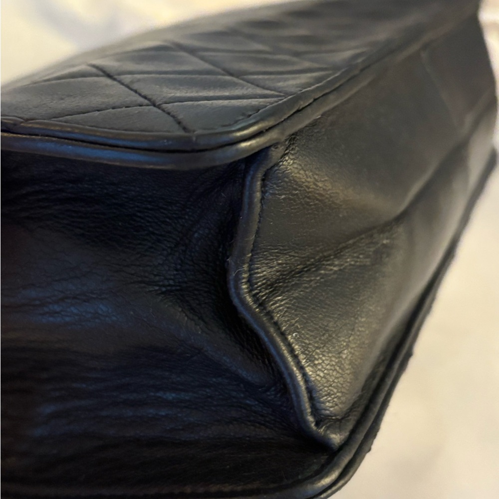CHANEL Black single flap Quilted Shoulder Bag - Picture 4 of 17